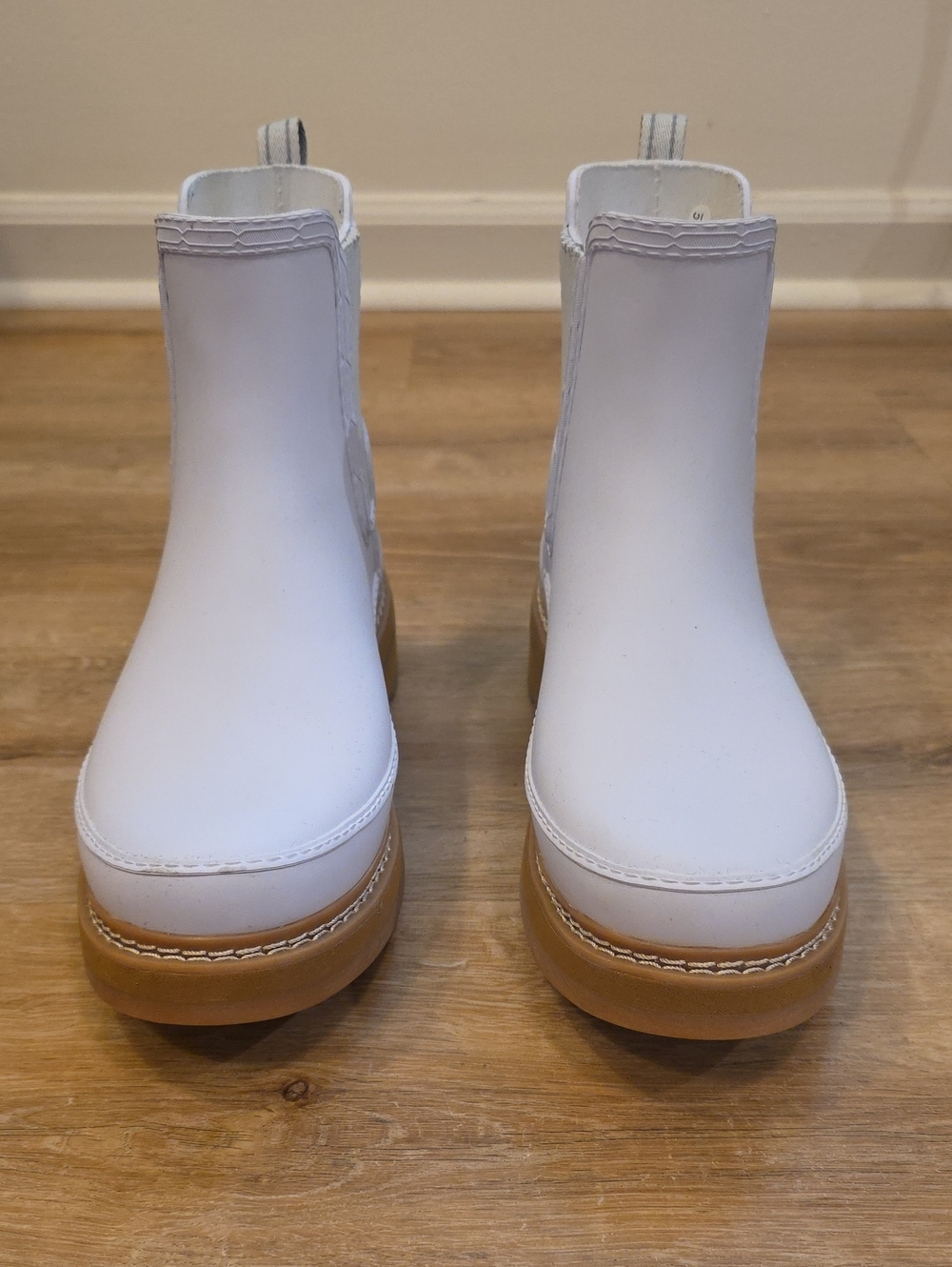 Hunter White Chelsea Rain Booties with Tan Soles Sz 40